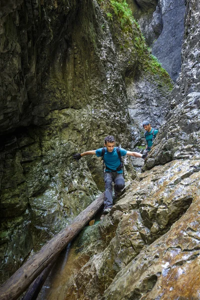 Mužské turisty jít dolů — Stock fotografie