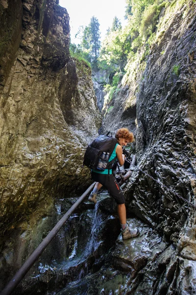 Wanderer klettert an Sicherheitsketten — Stockfoto