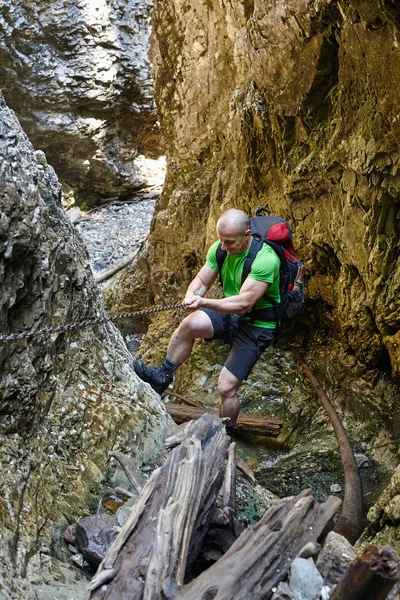 Wanderer klettert auf Sicherheitskette — Stockfoto