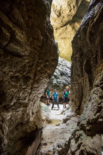 Rodina turistů, stojící — Stock fotografie