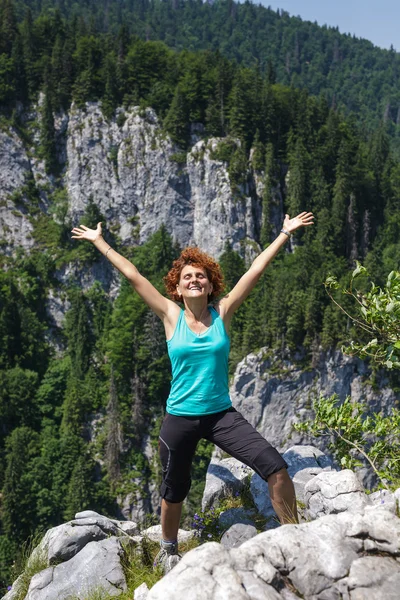 Mujer excursionista celebrando la libertad —  Fotos de Stock