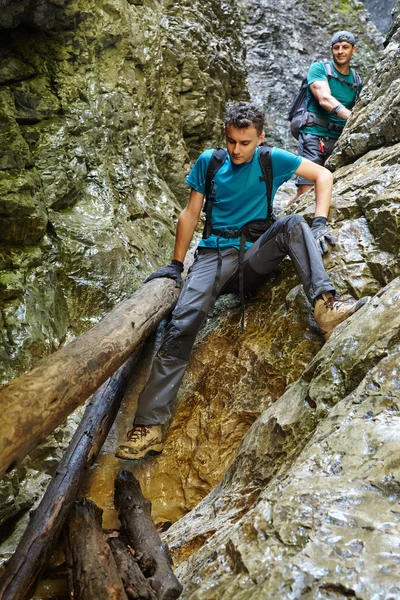 Caminhantes descendo pelo desfiladeiro — Fotografia de Stock