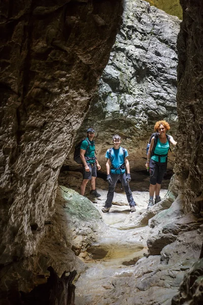 游客站在一个巨大的山洞里 — 图库照片