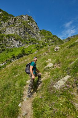 Mutlu hiker dağ tepe kadar gidiyor