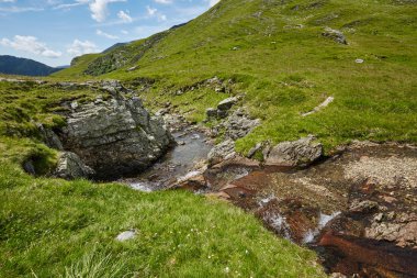 dağ iz ve küçük bir nehir