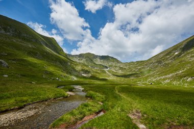 dağ iz ve küçük bir nehir