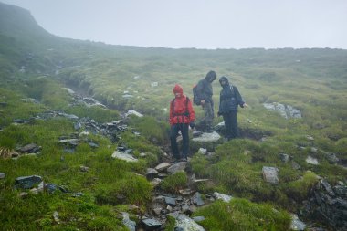bir dağda azalan yürüyüşçü