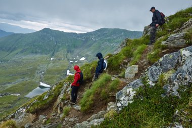 bir dağda azalan yürüyüşçü