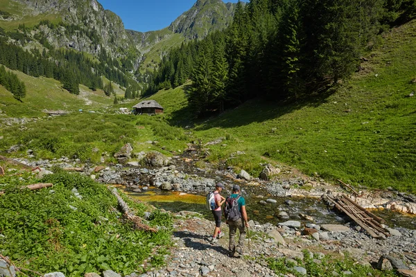 Randonneurs sur un sentier de montagne — Photo