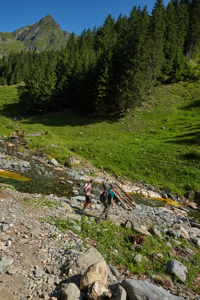 Hikers on a mountain trail — Stock Photo, Image