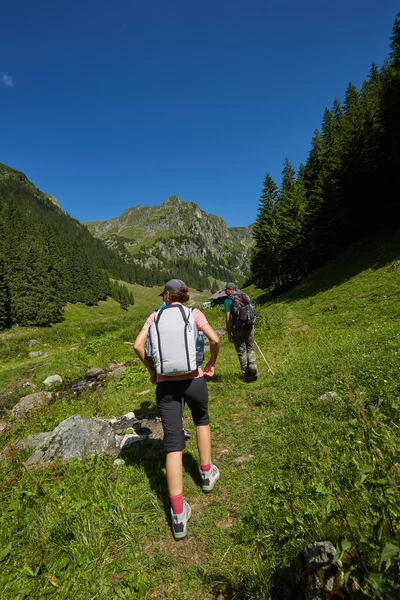 Wandelaars op een hoogteweg — Stockfoto
