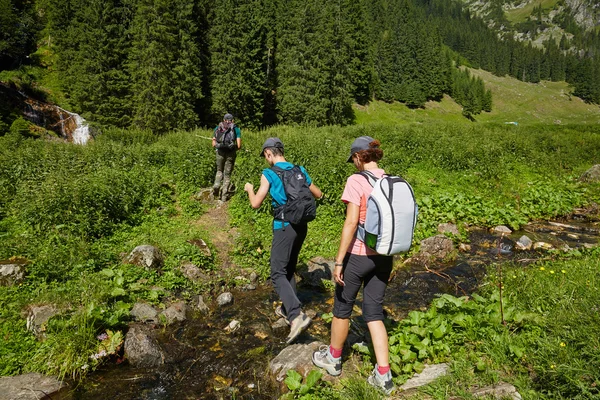 Hikers on a trail in the mountains — Stock Photo, Image