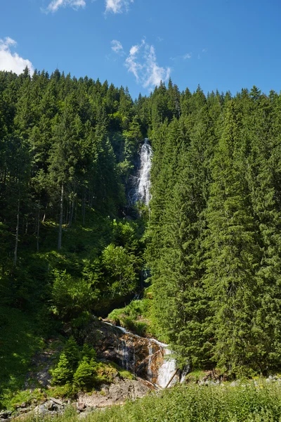 Vodopád teče do horské řeky — Stock fotografie