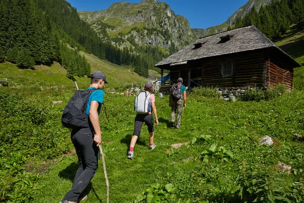 徒步旅行者在山上的小路上 — 图库照片