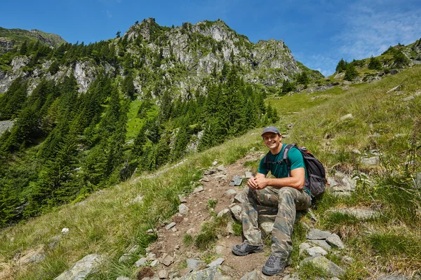 Kaukaski turysta z plecaka odpoczynku — Zdjęcie stockowe