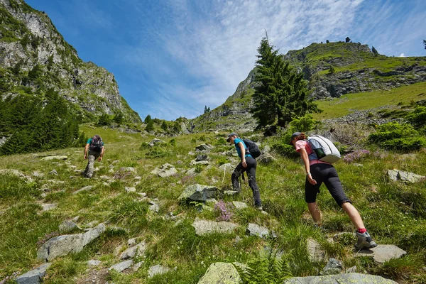 Hikers on a trail in the mountains — Stock Photo, Image