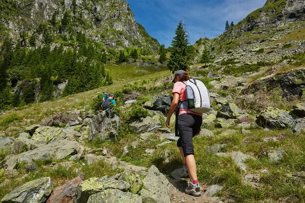 Caminhantes em uma trilha nas montanhas — Fotografia de Stock