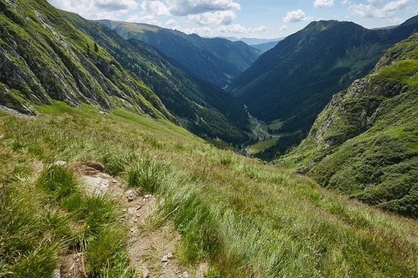 Vallée de montagne dans une journée d'été — Photo