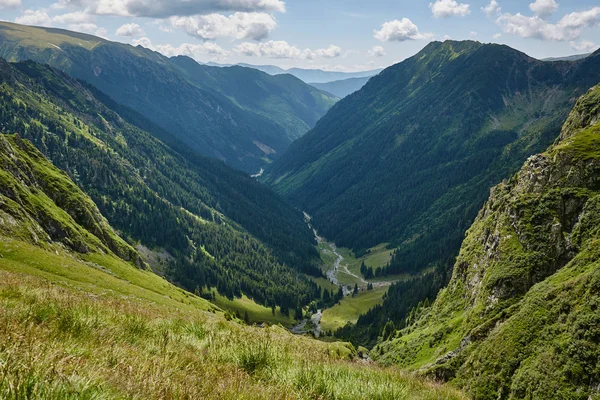 Bergtal an einem Sommertag — Stockfoto