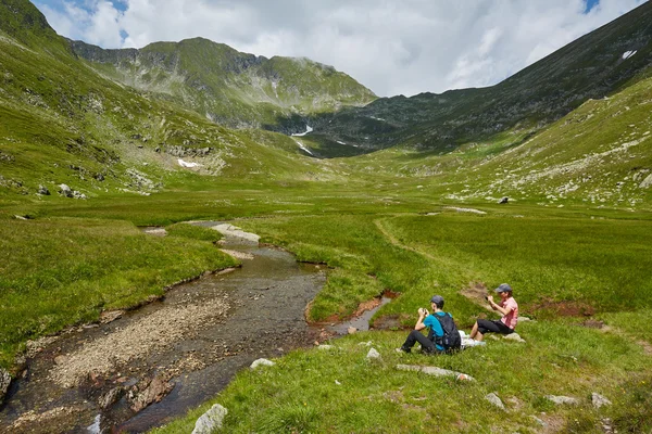 Groupe de randonneurs sur un sentier de montagne — Photo