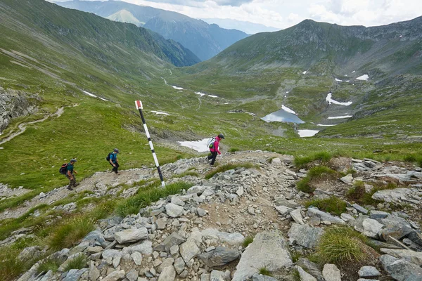 Hikers on a trail in the mountains — Stock Photo, Image