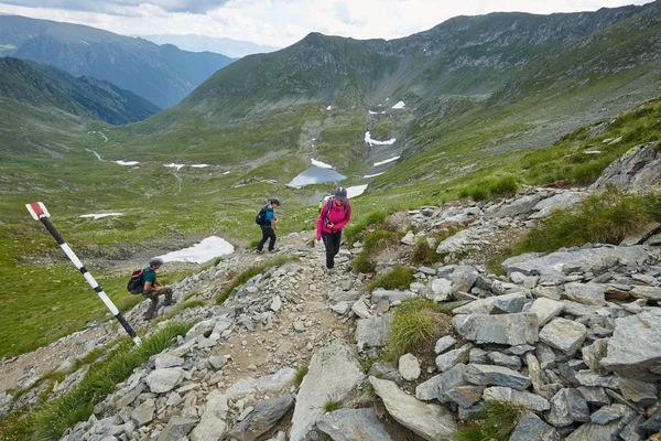 Excursionistas en un sendero en las montañas —  Fotos de Stock