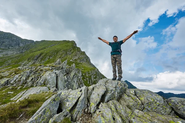 Turista na horské stezce — Stock fotografie