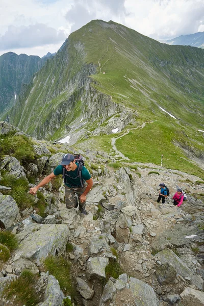 Wandergruppe auf einem Bergweg — Stockfoto