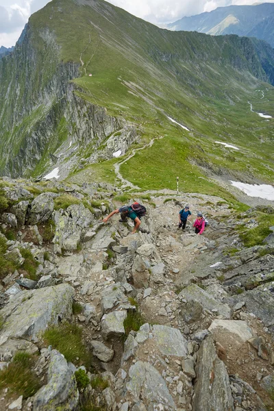 Caminhantes em uma trilha nas montanhas — Fotografia de Stock