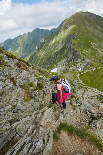 Kobieta turysta na szlak górski — Zdjęcie stockowe