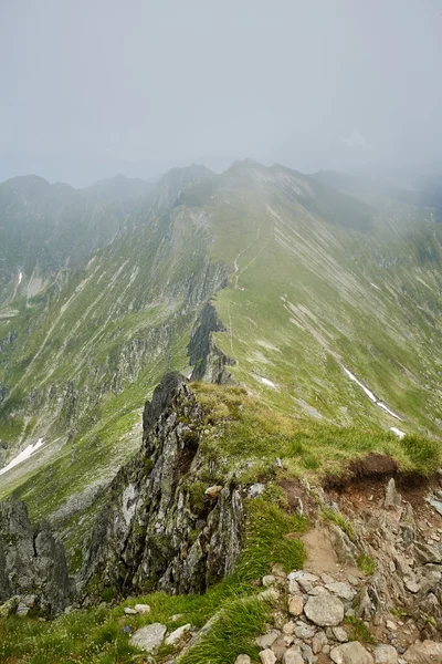 Ocky dağlar ve hiking trai — Stok fotoğraf