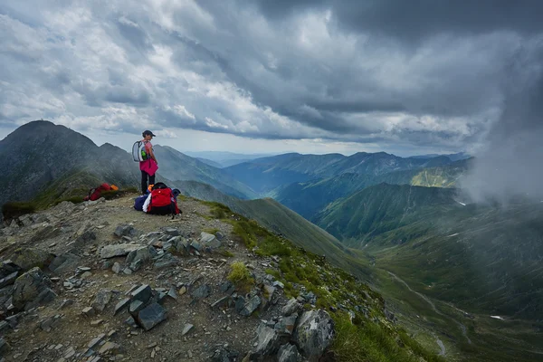 Wanderer auf einem Pfad in den Bergen — Stockfoto