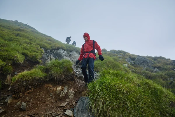 Escursionisti che scendono su una montagna — Foto Stock