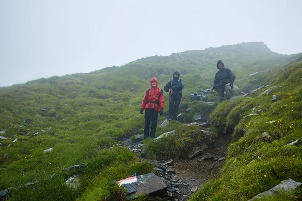 Excursionistas que descienden sobre una montaña —  Fotos de Stock