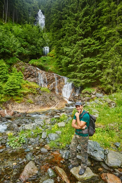 Hombre posando cerca de la cascada — Foto de Stock