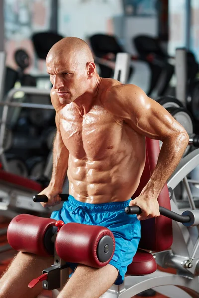 Athletic man doing triceps workout — Stock Photo, Image