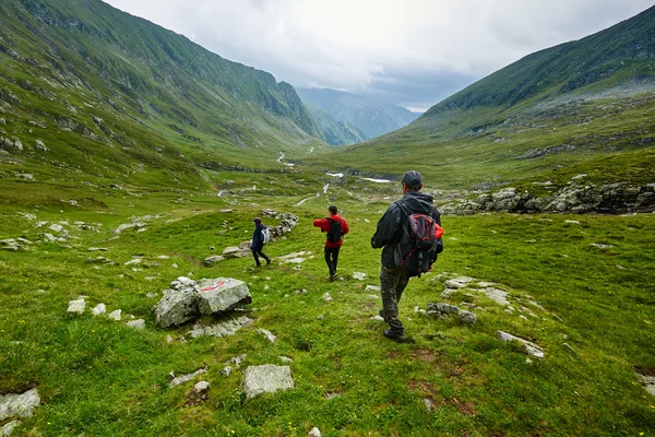 徒步旅行者在一座山上降序 — 图库照片