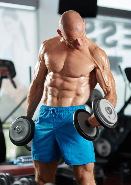 Hombre haciendo bíceps rizo en el gimnasio —  Fotos de Stock