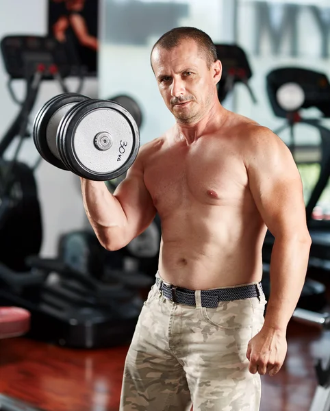 Man doing biceps curl in gym — Stock Photo, Image