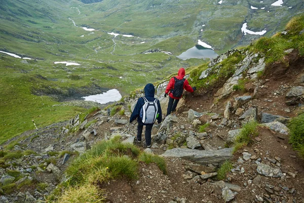 Excursionistas que descienden en un mountai —  Fotos de Stock