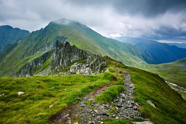 Montagne rocciose e sentiero escursionistico — Foto Stock