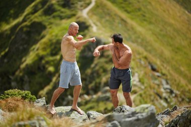 dağda fikir tartışması savaşçıları