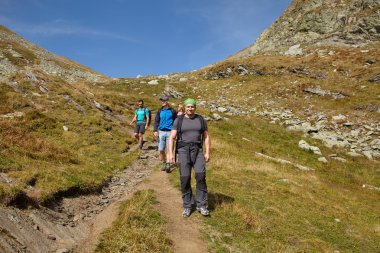 yürüyüşçüler dağlarda bir iz üzerinde