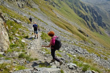 Turistler dağ izi hiking