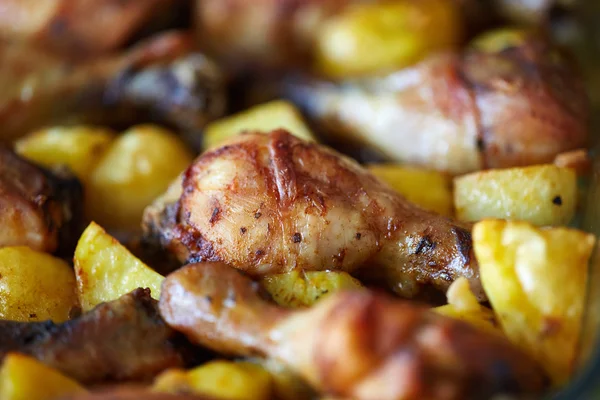 鶏のモモ肉とチップ — ストック写真