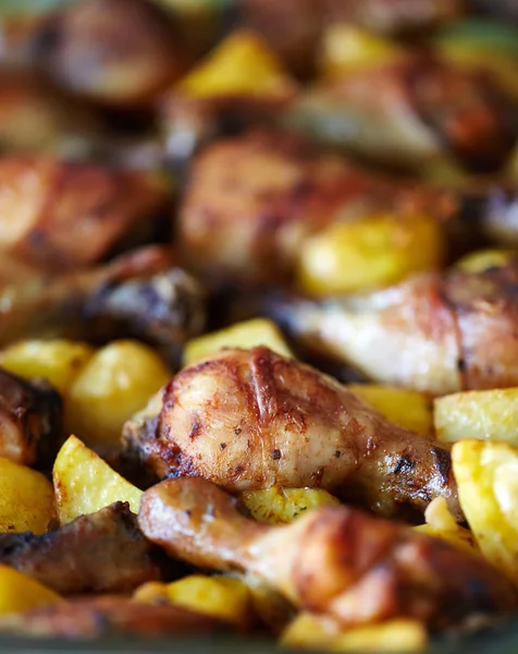 Baquetas de frango e batatas fritas — Fotografia de Stock