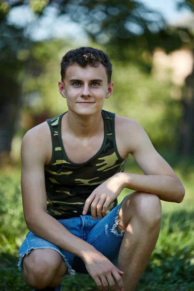 Adolescente chico posando — Foto de Stock