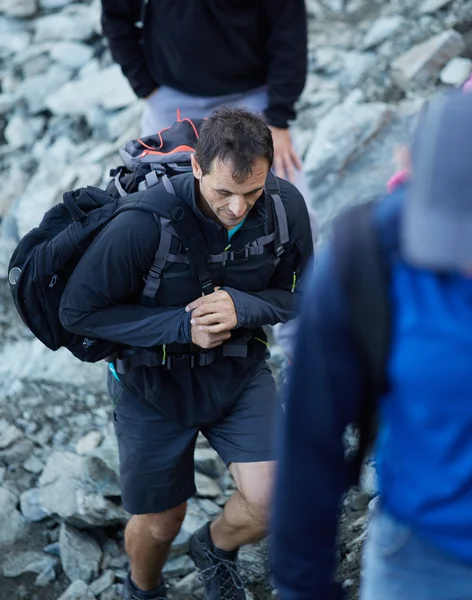 Туристи з рюкзаками на гірській стежці — стокове фото