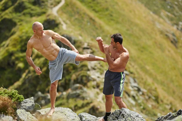 Luchadores que luchan en las montañas — Foto de Stock