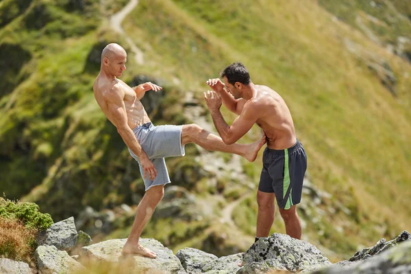 Kämpfer beim Sparring in den Bergen — Stockfoto